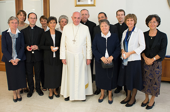 Equipo de artistas del centro Aletti con el Papa Francisco